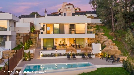  Elegante villa de 5 dormitorios y 5 baños con espectaculares vistas al Mar. Nueva Andalucía - MALA 