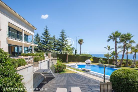  Exclusiva casa en venta con espectaculares vistas al mar y gran privacidad - BARCELONA 