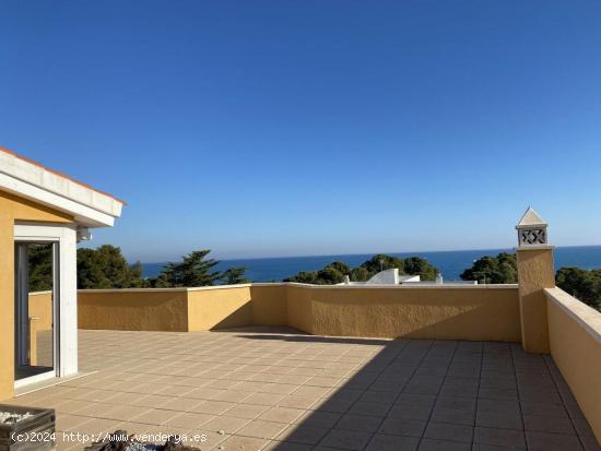  Lujosa villa de 355 M2 con preciosa parcela de 1.500 M2, piscina y terraza espectaculares vistas mar 