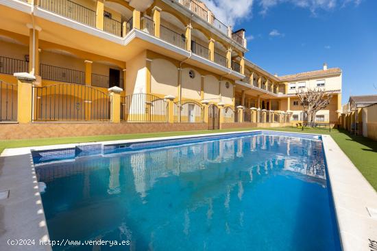   Vive con estilo y comodidad: Piso con piscina en Churriana de la Vega ¡Tu oasis urbano te espera!  