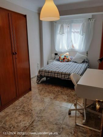  Se alquila habitación en piso de 4 habitaciones en Zaragoza - ZARAGOZA 