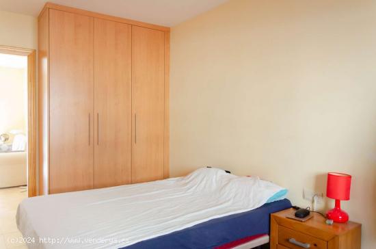  Se alquila habitación en piso compartido de 3 habitaciones en Valencia - VALENCIA 