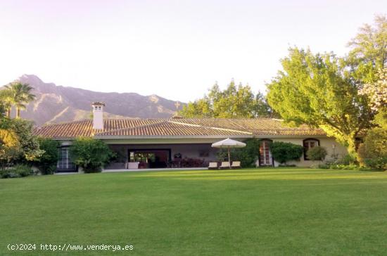  Villa de lujo con 6.000m2 de impresionante jardin privado y pista de padel, Milla de Oro, Marbella - 