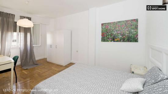  Habitación enorme con calefacción en un apartamento de 5 dormitorios, Salamanca - MADRID 