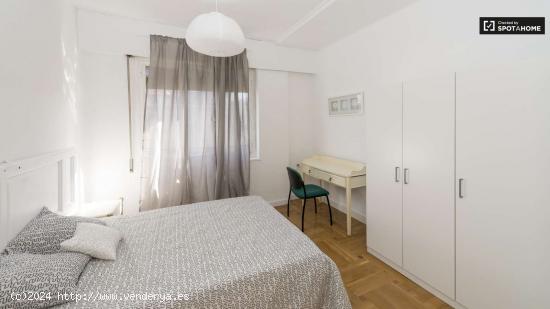  Habitación soleada con armario independiente en un apartamento de 5 dormitorios, Salamanca - MADRID 