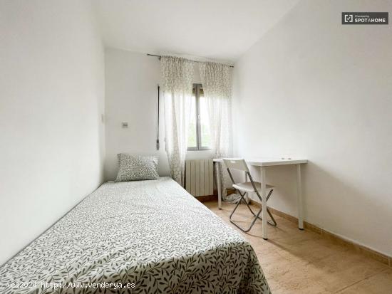 Se alquila habitación en piso de 4 habitaciones en Abrantes, Madrid - MADRID 