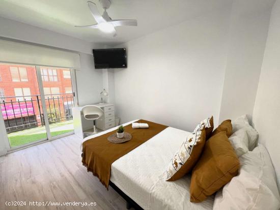  Habitación con cama doble y balcón en apartamento de 5 dormitorios en Algiros, València - VALENCI 