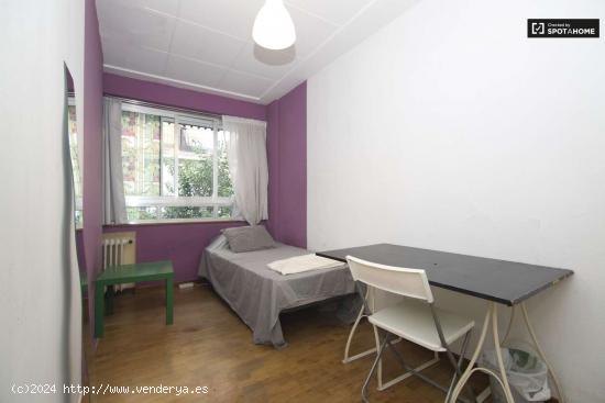  Habitación animada con escritorio en un apartamento de 6 habitaciones, Chueca - MADRID 