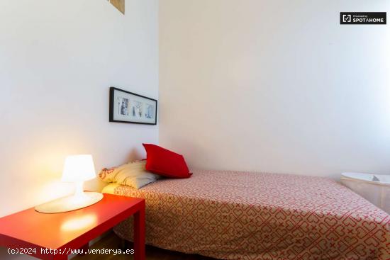  Habitación luminosa con escritorio en piso compartido, Latina - MADRID 