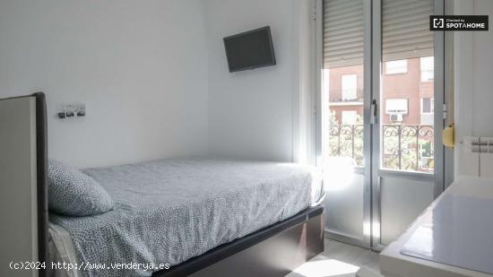  Se alquilan habitaciones en piso de 5 habitaciones en Portazgo - MADRID 