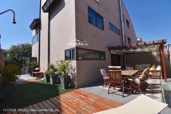  LOS FRESNOS - MAGNÍFICO CHALET 3 habitaciones, 5 baños, 2 salones con gran jardín,  garaje y asce 