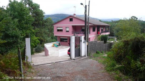  Casa con 3 viviendas - PONTEVEDRA 