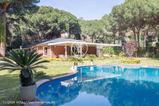  Villa mediterránea compuesta por cuatro viviendas en jardín de 1 hectárea - BARCELONA 
