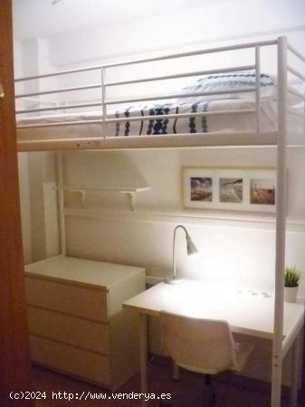  Habitación amueblada con armario independiente en el apartamento de 2 dormitorios, Puente de Vallec 
