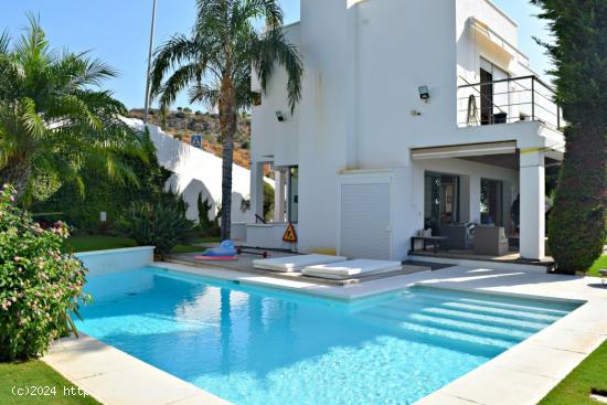 Espectacular villa de 6 dormitorios con vistas despejadas al mar - MALAGA 
