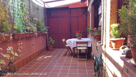  Atico con patio y solarium de 35m2 - MADRID 