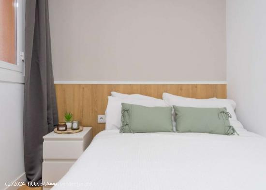  Se alquila habitación en piso de 11 habitaciones en Madrid - MADRID 