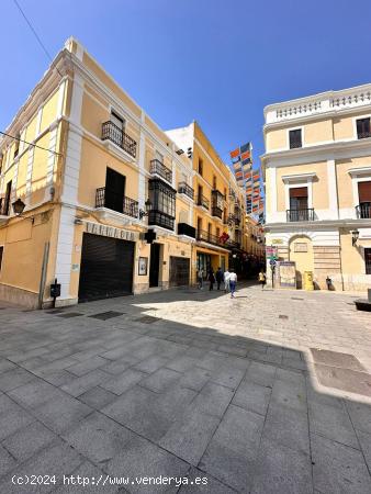  Local en la Plaza de España con traspaso de licencia de Estanco - BADAJOZ 