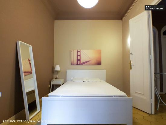  Habitación decorada con armario independiente en el piso compartido, Sarrià-Sant Gervasi - BARCELO 