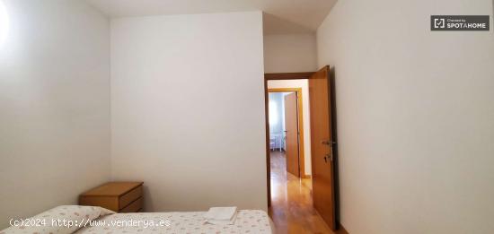  Se alquilan habitaciones en piso de 4 habitaciones en El Guinardo - BARCELONA 