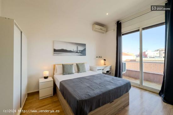  Se alquila habitación en piso de 5 habitaciones en Barcelona - BARCELONA 