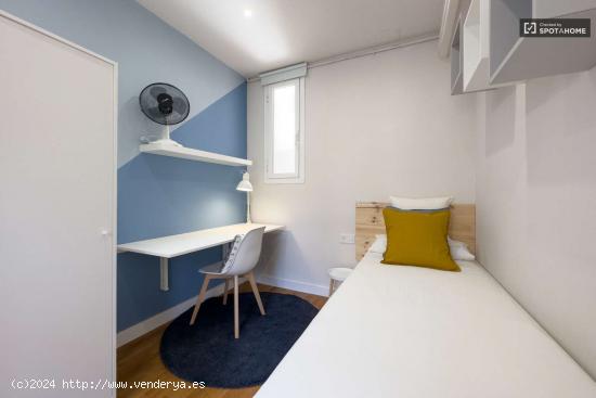  Se alquila habitación en piso de 5 dormitorios en Eixample - BARCELONA 