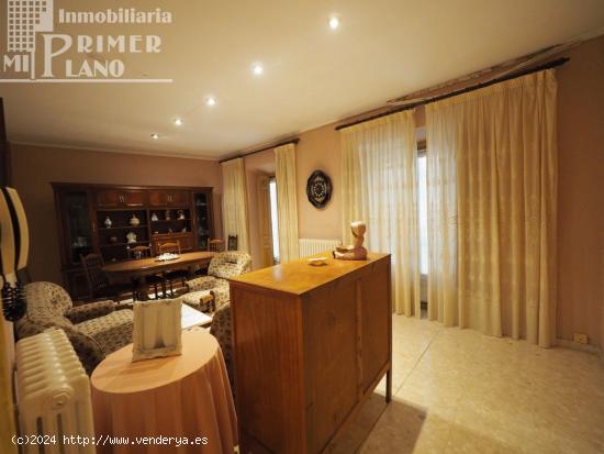  *¡OPORTUNIDAD! CASA, de 2 plantas en calle Doña Crisanta con 246 m2 construidos y 5 dormitorios* - 