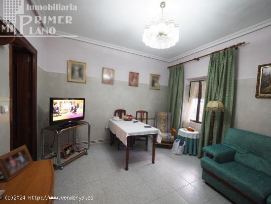  *Vivienda de 2 plantas junto avda D. Antonio Huertas y c/ Sta Maria, de 3 dormitorios, baño y patio 