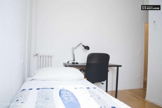  Amplia habitación con aire acondicionado en un apartamento de 4 dormitorios, Chamartín - MADRID 