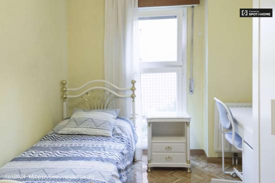  Acogedora habitación en un apartamento de 4 dormitorios en Moratalaz - MADRID 