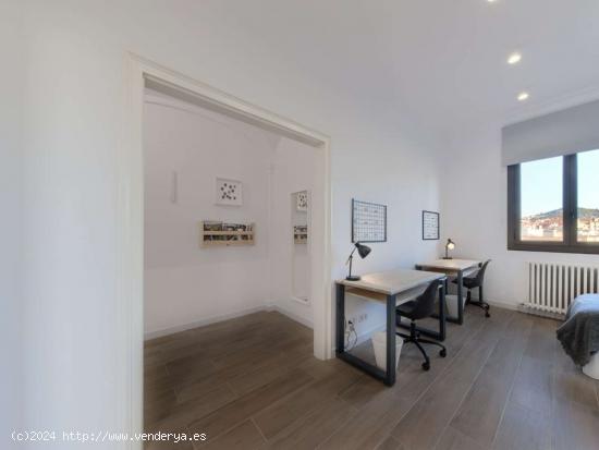  Se alquila habitación doble compartida en piso de 10 habitaciones en Sant Gervasi - Galvany - BARCE 
