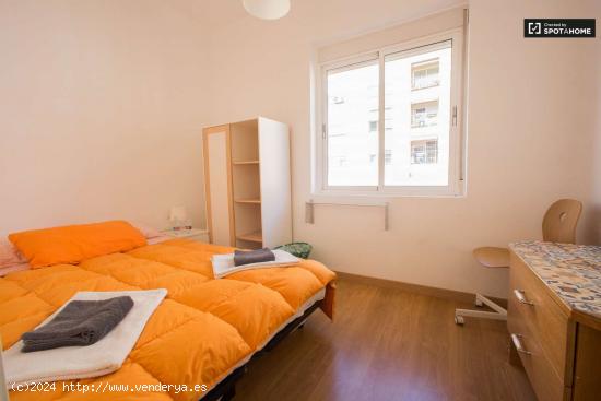  Habitación en piso de 4 habitaciones en alquiler en Camins al Grau - VALENCIA 