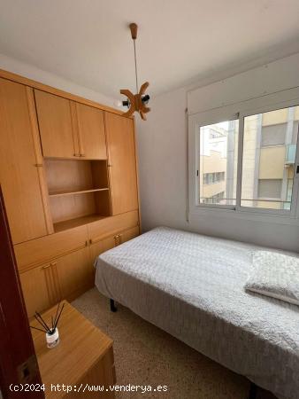  Se alquila habitación en piso de 4 dormitorios en Barcelona - BARCELONA 