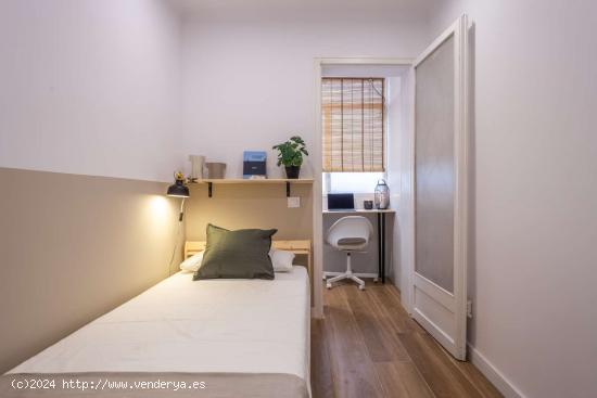  Se alquila habitación en piso de 7 habitaciones en Barcelona - BARCELONA 