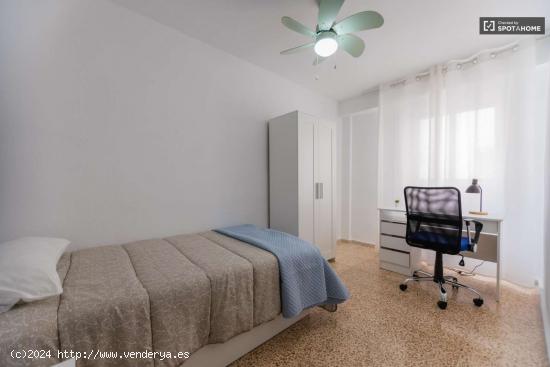  Se alquila habitación en piso de 4 dormitorios en Burjassot - VALENCIA 