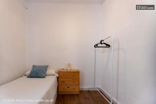  Se alquila habitación en piso compartido de 2 habitaciones en Valencia - VALENCIA 