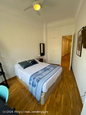  Se alquila habitación en piso de 4 dormitorios en Valencia - VALENCIA 