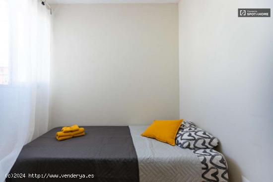  Se alquilan habitaciones en apartamento de 4 habitaciones en Torrefiel - VALENCIA 