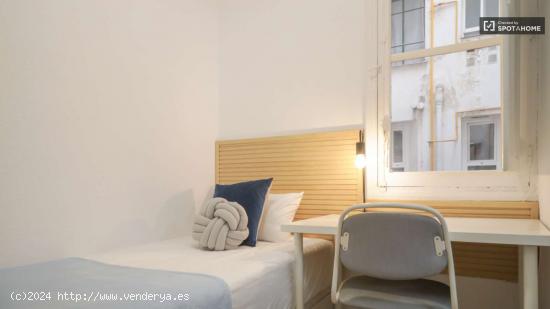  Se alquila habitación en piso de 6 dormitorios en Arapiles - MADRID 