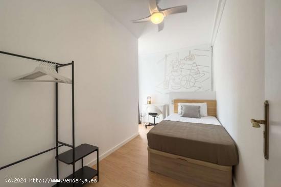  ¡Habitación en alquiler en piso de 7 habitaciones en Barcelona! - BARCELONA 