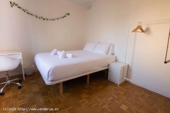  Alquiler de habitaciones en piso de 5 habitaciones en La Font D'En Fargues - BARCELONA 