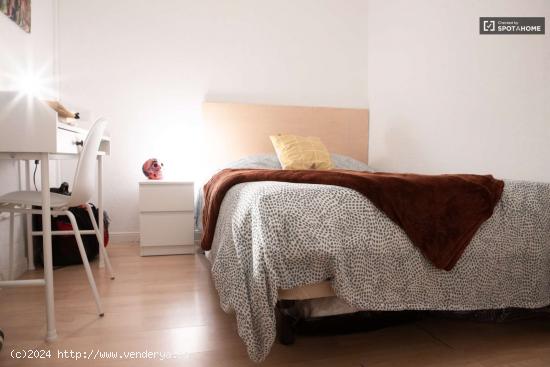  Se alquila habitación en apartamento de 3 dormitorios en Goya - MADRID 