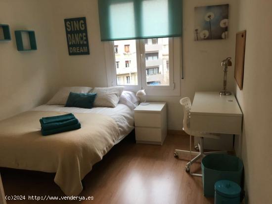  Habitación soleada con calefacción en piso compartido, Vila de Gràcia - BARCELONA 