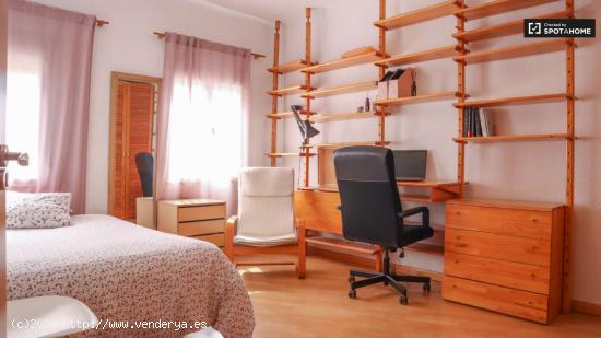  Habitación luminosa con armario independiente en el apartamento de 3 dormitorios, Tetuán - MADRID 