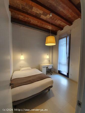  Habitación exclusiva con cama doble disponible para alquilar, para hombres y mujeres, en un apartam 