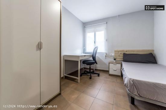  Habitación tradicional con cómoda en un apartamento de 4 dormitorios, Camins al Grau - VALENCIA 