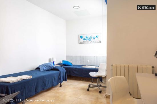  Habitación luminosa con amplio espacio de almacenaje en piso compartido, Vila de Gràcia. - BARCELO 
