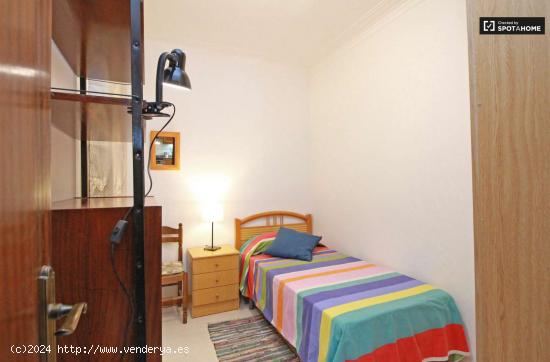  Habitación amueblada en apartamento de 3 dormitorios con tv, Eixample. - BARCELONA 