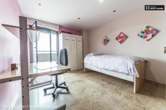  Habitación amueblada con armario empotrado en un apartamento de 4 dormitorios, Benimaclet - VALENCI 