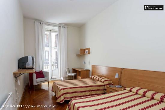  Habitación íntima con cómoda en apartamento de 12 habitaciones, Atocha - MADRID 